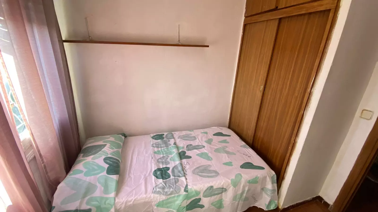 Habitación en piso compartido de 5 habitaciones en alquiler en Moscardó, perfecta para profesionales y estudiantes.